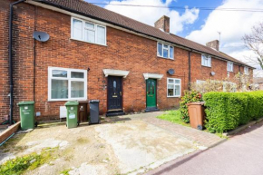 Heads on Bed - Dagenham 3Bedrooms House walk to Station with Parking